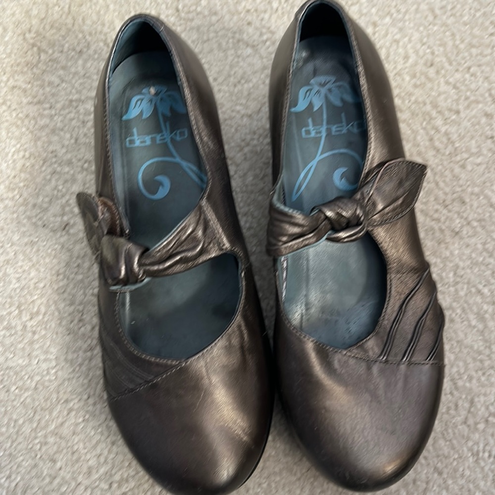 EUC Dansko Ainsley leather Mary Jane Heels 38 (Size 8).